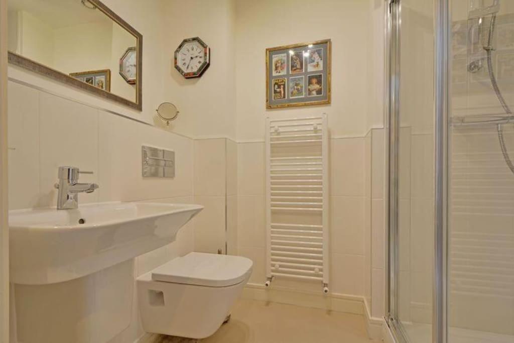 Stunning Apartment, Balconies, Private Beach, Coast Path Чарлстаун Екстер'єр фото